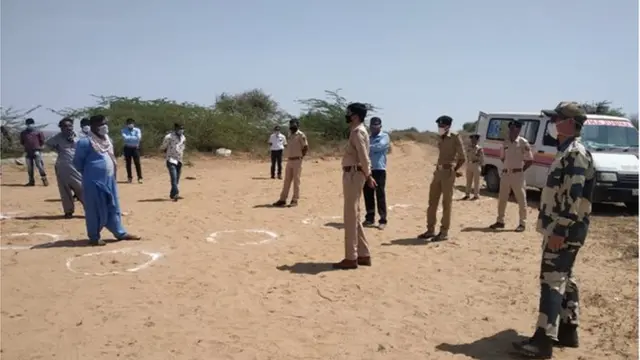 మత్స్యకారులతో పోలీసులు, బీఎస్ఎఫ్ సిబ్బంది