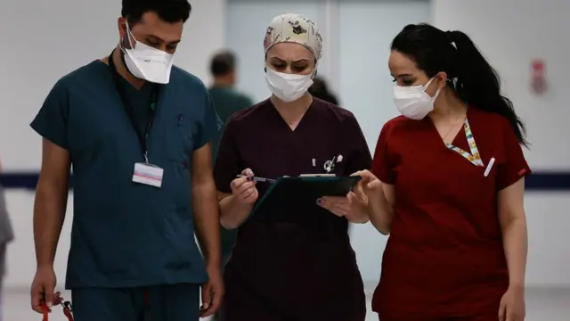 Covid-19 salgını hemşirelerin de iş yükünü artırdı.