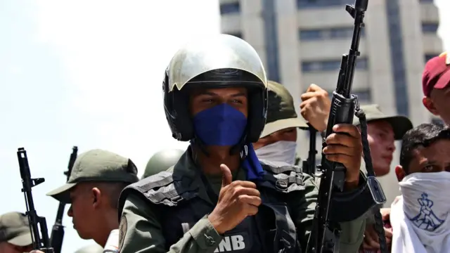 militar com fita azul