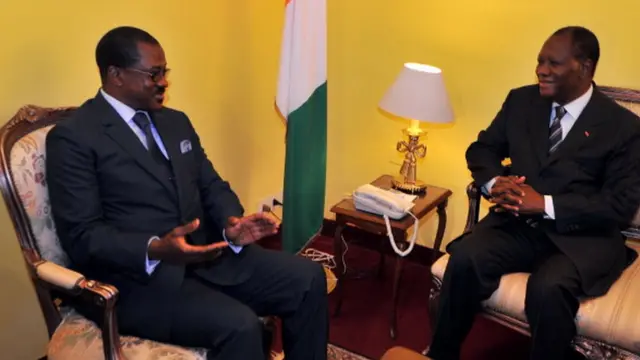 Madické Niang, ministre des Affaires étrangères, s'entretient avec Alassane Ouattara, tout nouveau président de la Côte d'Ivoire en avril 2011, à Abidjan.