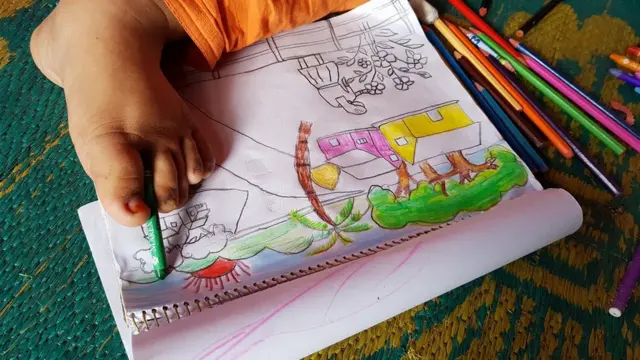 পা দিয়ে ছবি আঁকেন তামান্না