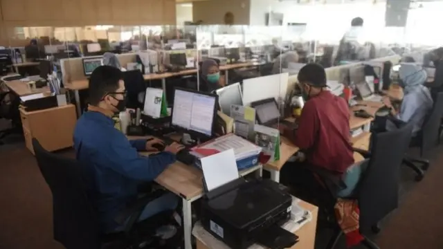 Pemprov DKI mewajibkan semua pimpinan kantor, baik swasta maupun pemerintah, untuk melaporkan kasus positif Covid-19 ke Dinas Kesehatan.
