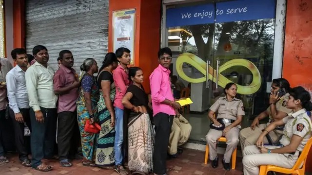 पीएमसी बैंक से पैसे निकालने के लिए कतार लगाए खाताधारक