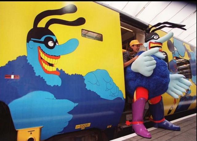 Поезд Yellow Submarine перед отправлением в Париж на лондонском вокзале Ватерлоо 8 сентября 1999 года