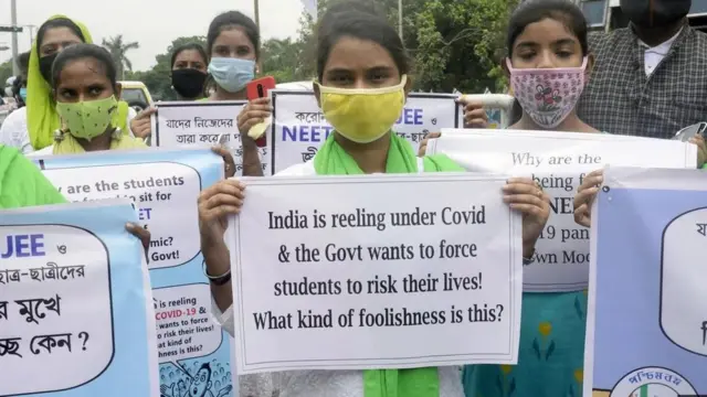 قوبلت محاولات الحكومة لإعادة جدولة الامتحانات باحتجاجات من قبل الطلاب الذين طالبوا بمزيد من التأجيل أو الإلغاء