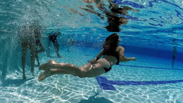 Девушка в бассейне