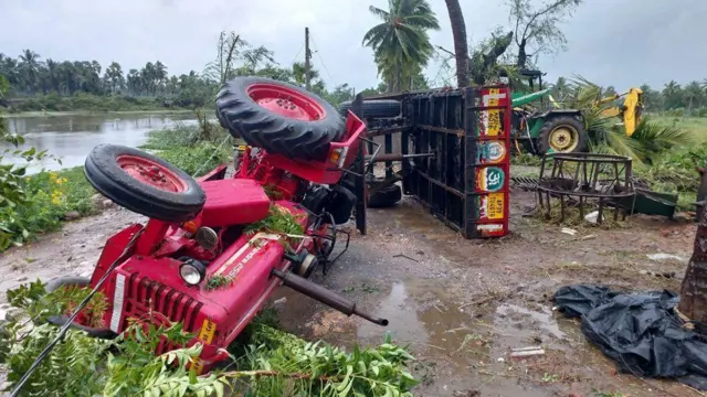 బోల్తా పడిన ట్రాక్టర్ 