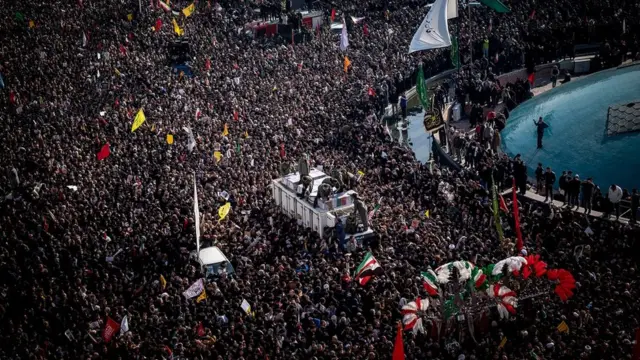 الحشود تجمعت في طهران يوم الاثنين الماضي حول المركبة التي تحمل نعوش قاسم سليماني وآخرين قُتلوا معه