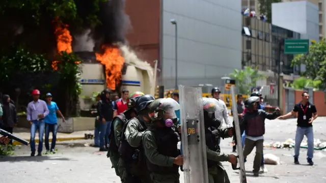 Empleados de la televisora estatal Venezolana de Televisión (VTV) y agentes de la Guardia Nacional se enfrentaron con manifestantes opositores cerca de la sede del canal.