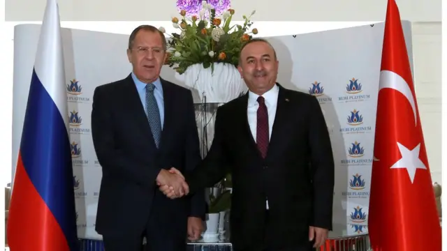 Rusya Dışişleri Bakanı Sergei Lavrov (solda) ve Türkiye Dışişleri Bakanı Mevlüt Çavuşoğlu