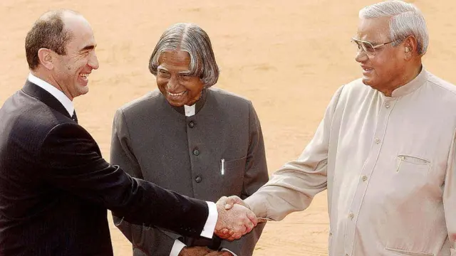 आर्मीनियाई राष्ट्रपति रॉबर्ट कोचारिन, भारतीय प्रधानमंत्री अटल बिहारी वाजपेयी और राष्ट्रपति एपीजे अब्दुल कलाम