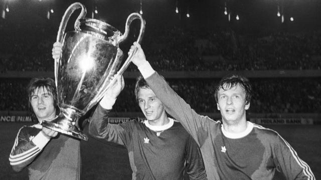 بازیکنان بایرن مونیخ بعد از شکست لیدز یونایتد و قهرمانی جام اروپا در سال ۱۹۷۵ در پاریس