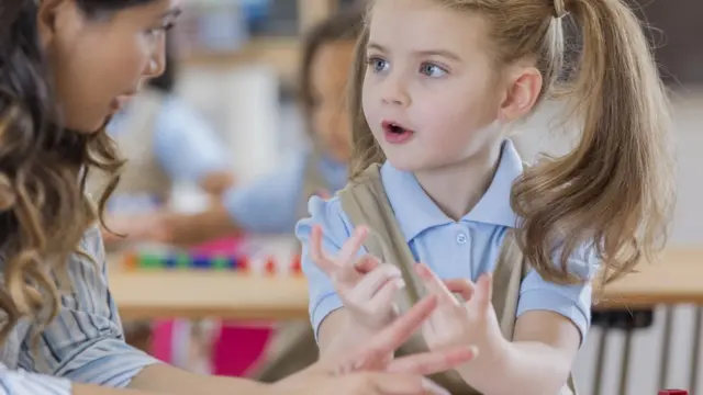 Una niña cuenta con una persona adulta.