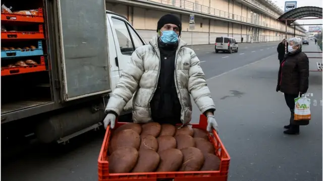 Щоб продати буханець соціального "Українського" хліба, і пекарям, водіям і продавцям треба сплатити за газ, бензин та електрику. А воні продаються не за соціальною ціною