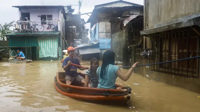 Эвакуация на лодке в Сан-Матео, провинция Рисаль.