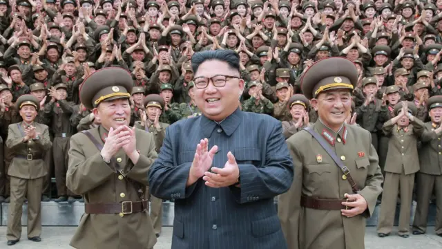 Kim Jong-un celebra el 4 de julio rodeado de militares norcoreanos el éxito en el lanzamiento de un misil intercontinental