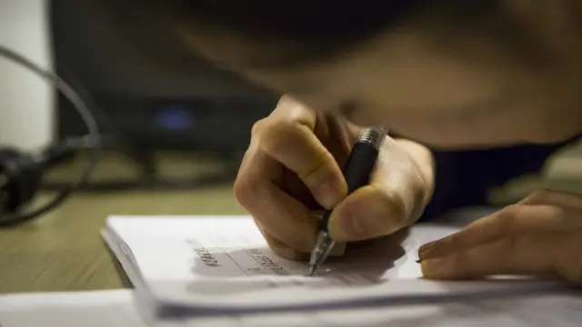 'உயரம் குறைவாக இருக்கிறீர்கள், ஆசிரியர் ஆக முடியாது' - விநோத விதிமுறை