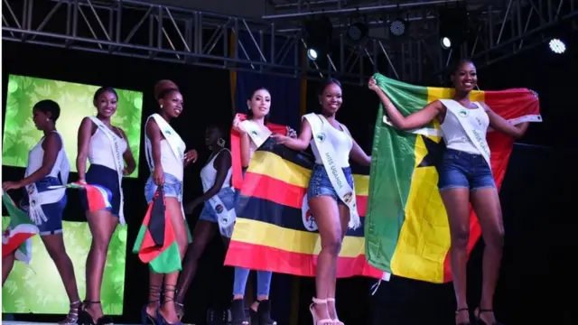 Diẹ lara awọn oludije pẹlu asia orilẹede ẹnikọọkan wọn