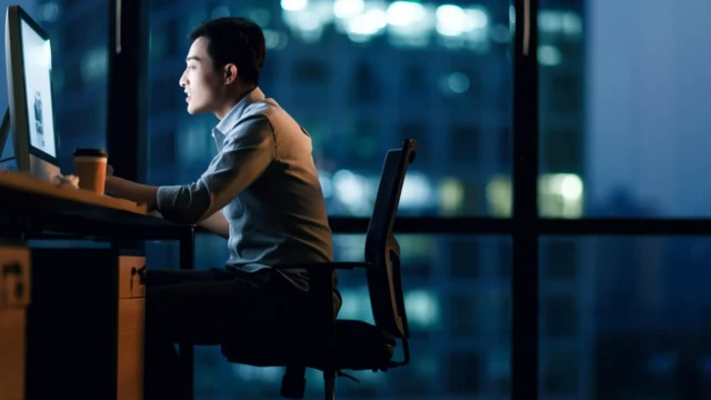 شخص أمام كمبيوتر