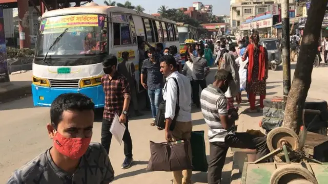 ঢাকার রাস্তায় বাস ও যাত্রী