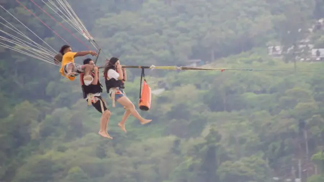 นักท่องเที่ยวชาวเอเชีย เล่นพาราไกด์