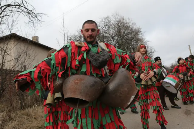 Tokom ophoda po selu, survakari koji nose niske velikih zvona igraju proizvodeći karakterističan zvuk, a u cilju rasterivanja zlih sila. Sadovik je pored elaborariranih maski poznat i po karakterističnim crveno-zelenim kostimima. Osim kravljih i ovčijih zvona, koriste se i velika zvona koja se posebno izrađuju za ovu namenu.