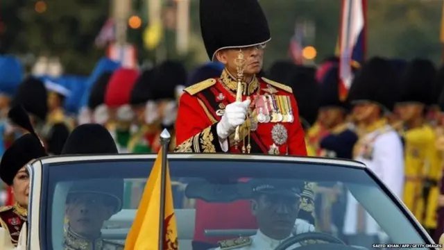 अदून्यदेत यांच्या अंत्ससंस्कारासाठी एक शाही चिता बनवण्यात आली आहे. तिच्या आसपासचा संपूर्ण परिसर स्वर्गाच्या प्रतिरुपात विकसित करण्यात आला आहे. सर्व लोक जमा झाल्यानंतर चिता ठेवण्यात आली. नंतर देवांची पूजा करण्यात आली. राजाने केलेली कामं दाखवण्यासाठी चितेच्या आसपास असलेल्या 4000 हजार प्रोजेक्टपैकी 3000 प्रोजेक्ट पाण्याशी संबंधित होते. राजाची पाण्याशी असलेली कटिबद्धता दाखवण्यासाठी हे करण्यात आलं होतं.