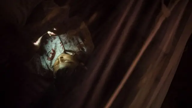 फोन इस्तेमाल कर रहा बच्चा