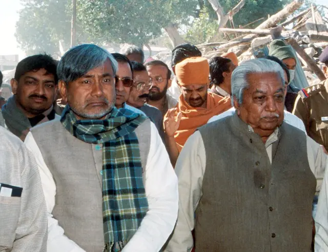 કચ્છમાં વિનાશકારી ભૂકંપ આવ્યા બાદ અંજારની મુલાકાતે આવેલા તત્કાલીન મુખ્ય મંત્રી કેશભાઈ પટેલ અને તત્કાલીન કૃષિ મંત્રી નીતીશ કુમાર. કચ્છના ભૂકંપ પછી કેશભાઈના હાથમાંથી સત્તા છીનવાઈ ગઈ હતી.