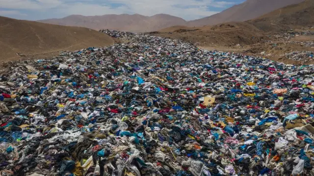 Roupas usadas jogadas fora no Deserto do Atacama