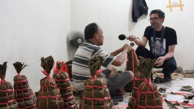 Menjelang Imlek pada Februari 2016, Wartawan BBC Indonesia, Ging Ginanjar (almarhum), berkunjung ke salah satu pabrik pembuatan kue keranjang yang terkenal di Tangerang.