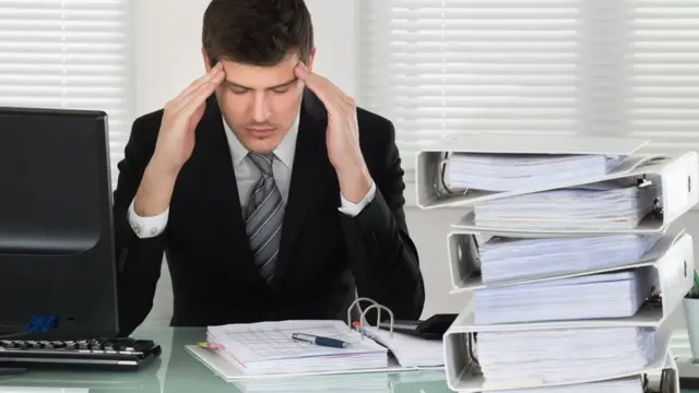 Чоловік за робочим столом