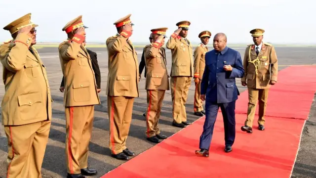 Perezida Ndayishimiye ahabwa icubahiro n'abasirikare bakuru mu gihe yari ahagurutse agiye i Dodoma muri Tanzania