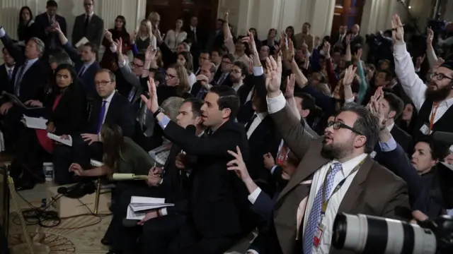 Jornalistas durante entrevista coletiva com Trump