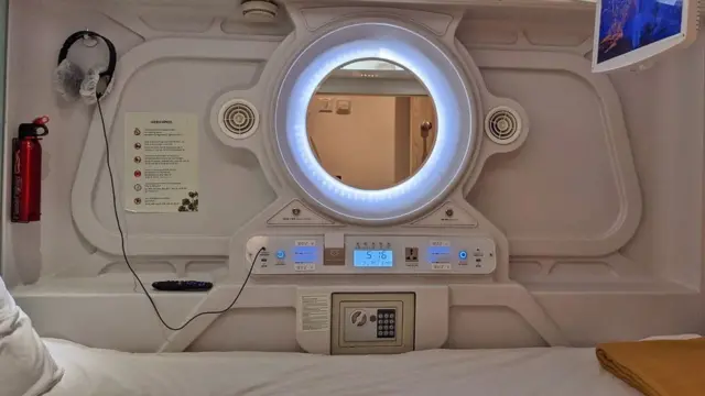 या पॉड हॉटेलमध्ये वायफाय, यूएसबी पोर्ट, टीव्ही, वातानुकुलित रूम, विद्युत दिवे असणार आहे. हवेशीर जागा, डिझाईन असलेल्या नक्षी, सरकते दरवाजे, स्मोक डिटेक्टर अशा सुविधा प्रवाशांना मिळणार आहे.