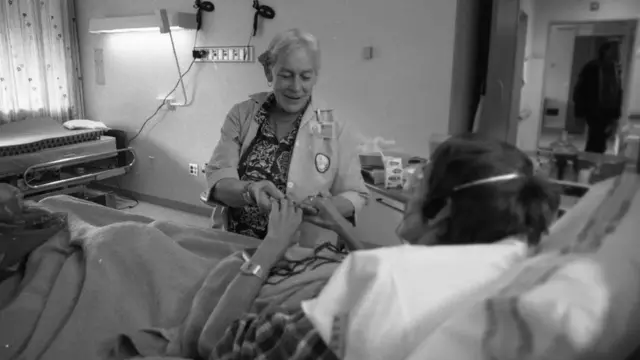 S'il n'est pas traité, le VIH détruit progressivement les cellules immunitaires de l'organisme, entraînant une sensibilité accrue aux infections et à certains cancers