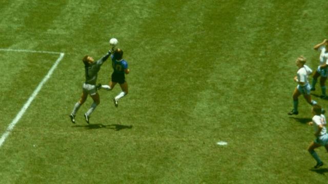 Maradona anotando el gol conocido como "la mano de Dios" ante Inglaterra en 1986.