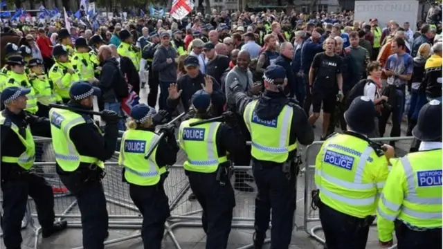 ব্রেক্সিটের পক্ষে আর বিপক্ষের সমর্থকরা শনিবার ওয়েস্টমিনিস্টারে সমাবেশ করেছে, যাদের কয়েকজনকে গ্রেপ্তার করেছে পুলিশ।