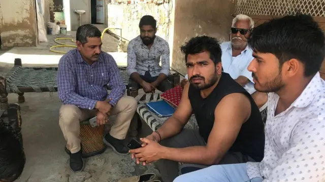 నయా గావ్ స్థానికులు