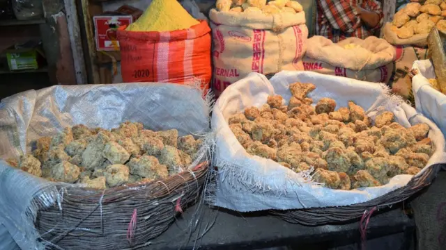 వివిధ ఆకారాలలో ఉన్న బెల్లంతో నిండిన గోనె సంచులు పాకిస్తాన్, భారతీయ హోల్ సేల్ మార్కెట్ లలో చాలా సాధారణంగా కనిపిస్తూ ఉంటాయి.