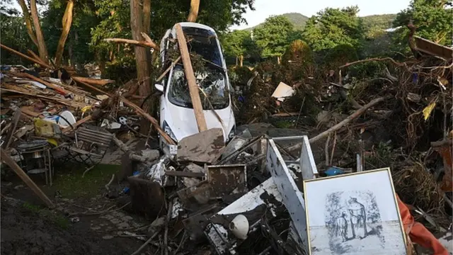 వరదల్లో కొట్టుకొచ్చిన వస్తువులు వాహనాలు