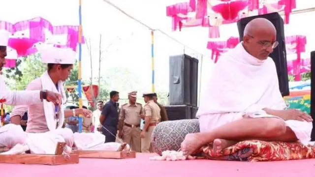 દીપક અંતાણી ગાંધી તરીકે