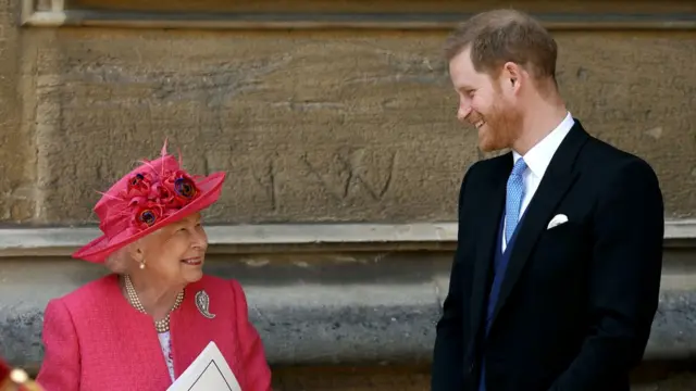 La reina Isabel y el príncipe Harry en una boda en mayo de 2019