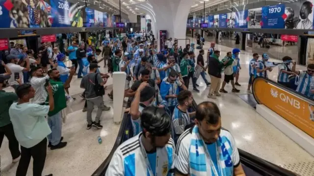 جانب من المشجعين يرتدون قمصان الأرجنتين