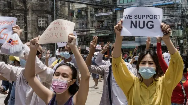 মিয়ানমারে বিরোধী জোটের 'জাতীয় সরকার'-এর সমর্থনে ইয়ানগনের শহরতলীতে বিক্ষোভ, ২৭/০৪/২০২১