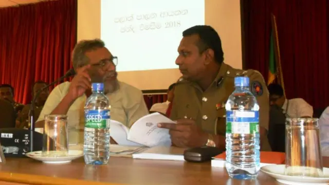 මැතිවරණ කොමිසමේ සභාපති මහින්ද දේශප්‍රිය සහ පොලිස් මාධ්‍ය ප්‍රකාශක රුවන් ගුණසේකර
