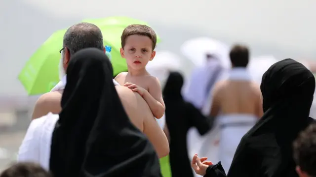 سږکال د حجیانو په ډله کې هغه دوې مېرمنې هم وې چې د حج په مراسمو کې يې کوچنیان زېږولي دي.