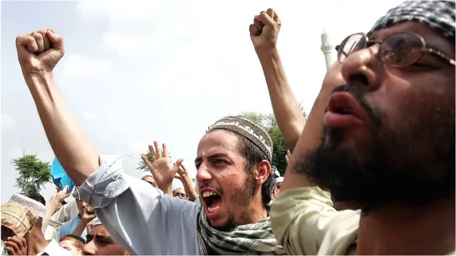 પયગંબરના સાથીઓના અપમાન મુદ્દે પાકિસ્તાનમાં વિરોધ પ્રતીકાત્મક તસવીર