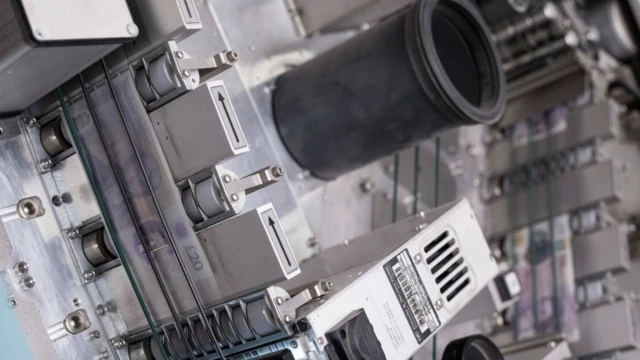 Высокоскоростная сортировальная машина отделяет старые банкноты от новых