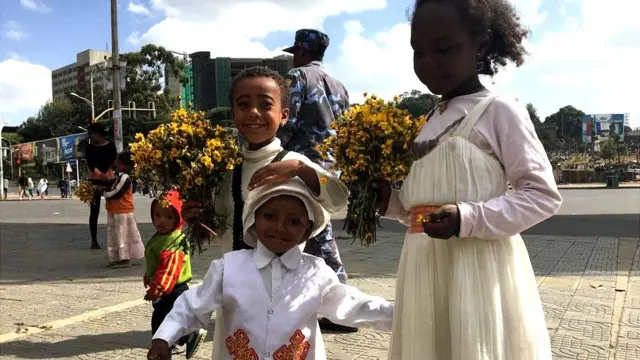 አደይ አበባ የያዙ ታዳጊዎች ፈገግታ በመስቀል ዕለት